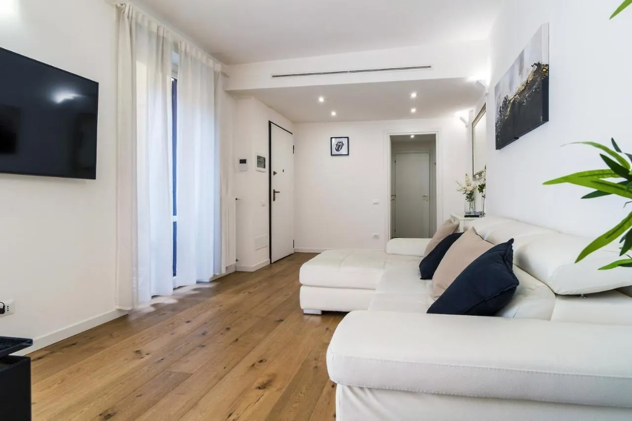 Easylife - Elegante Dimora A Due Minuti Dal Duomo Apartment Milan 0*,